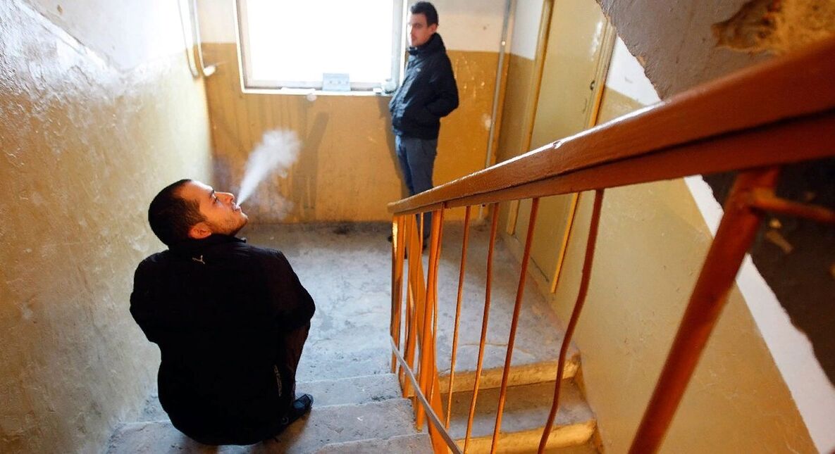 fumando no corredor