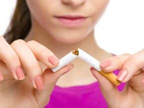 A negativa da rapaza de cigarros